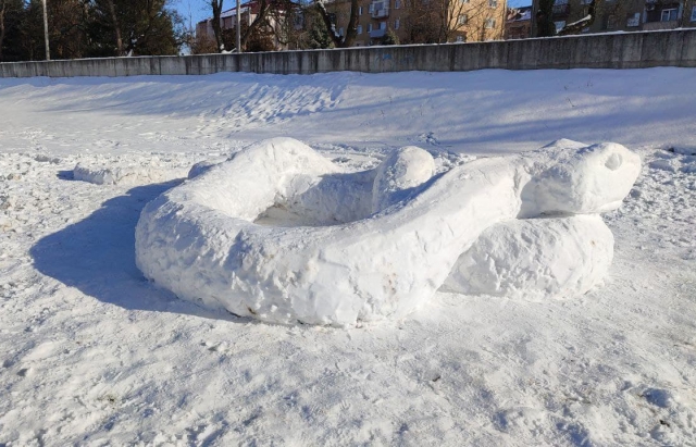 Мукачево, снігова скульптура, змія, Латориця, зима