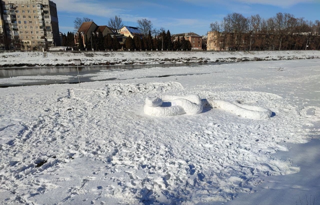 Мукачево, снігова скульптура, змія, Латориця, зима