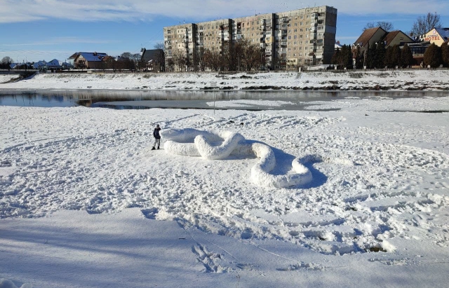 Мукачево, снігова скульптура, змія, Латориця, зима