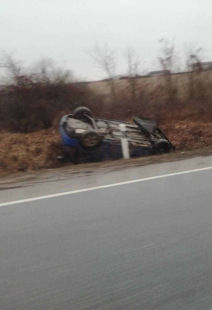 На Мукачівщині трапилася автопригода: легковик опинився у кюветі на даху