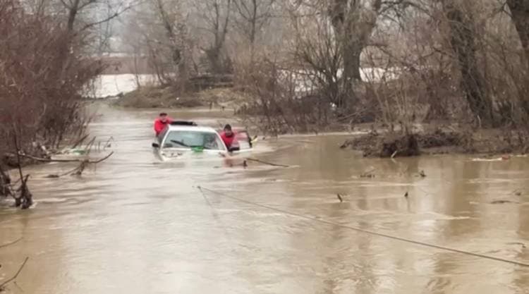 Буксирували рятувальники: внаслідок підйому рівня води автівка опинилася у річці Ріка в Хусті
