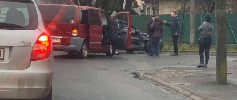 У Мукачеві трапилася ДТП: дорогу не поділили два автомобілі