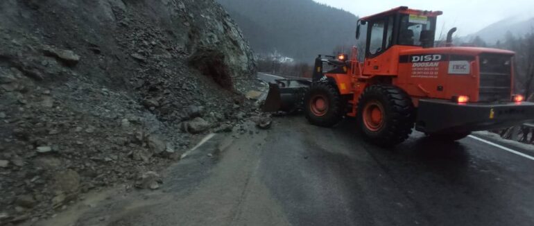 На Закарпатті на 2 автодорогах зійшли селеві потоки