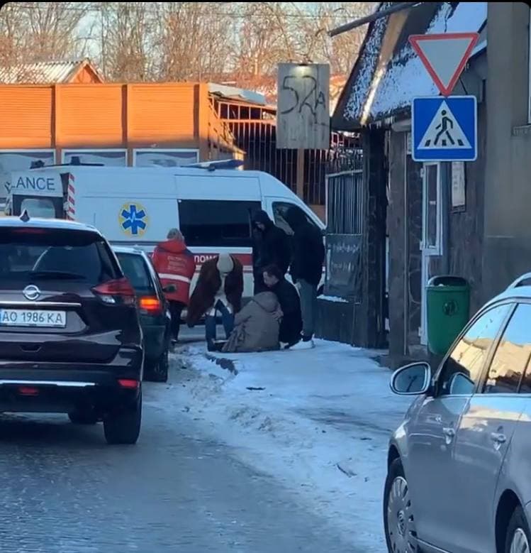 Нещасний випадок у Мукачеві: жінка впала посеред вулиці