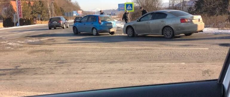 На виїзді із Мукачева трапилася ДТП: зіштовхнулися два легковика