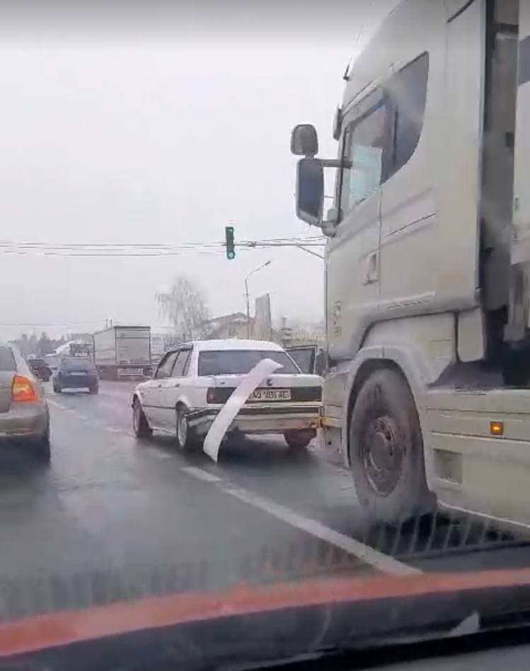 В Мукачівському районі трапилася ДТП: легковик зіштовхнувся з фурою