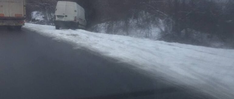 Ранкова автопригода на Мукачівщині: мікроавтобус опинився у кюветі