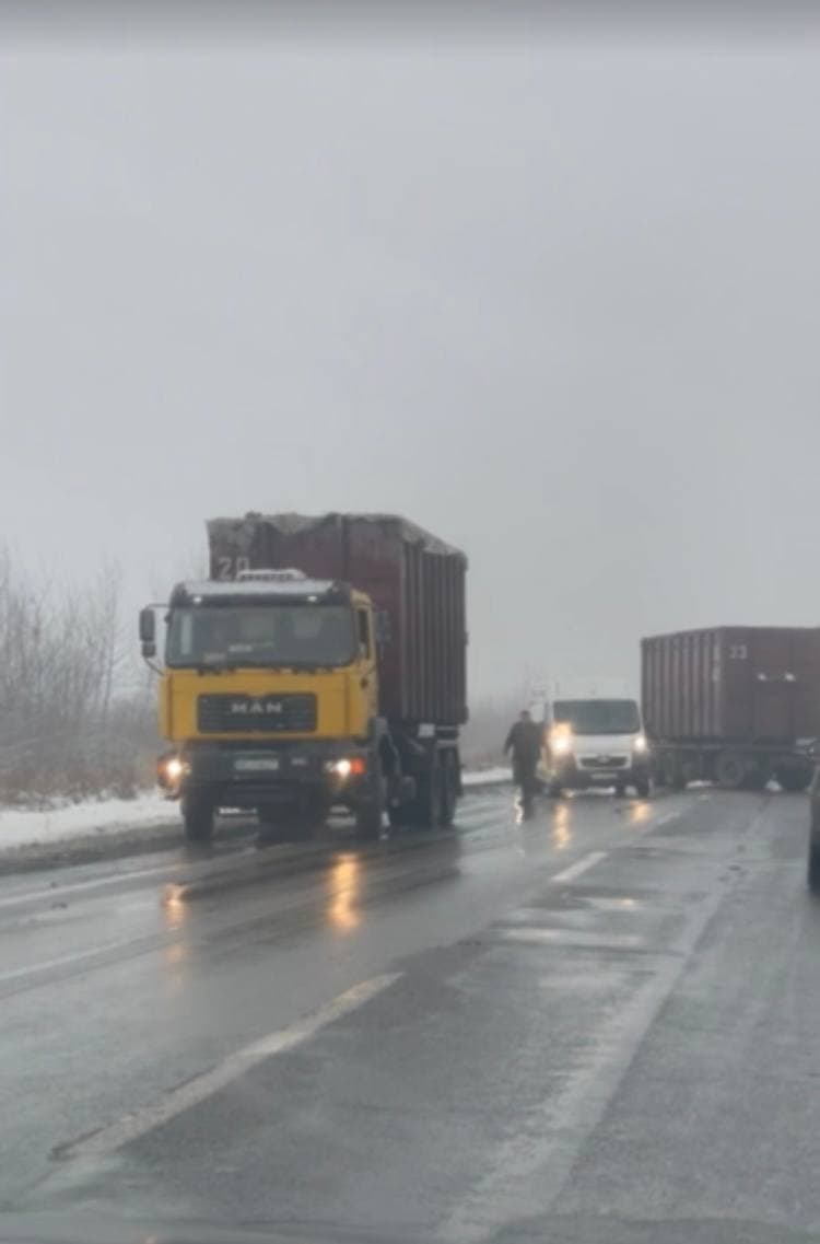 На Мукачівщині по серед дороги від вантажівки відчепився причеп: одна автівка постраждала
