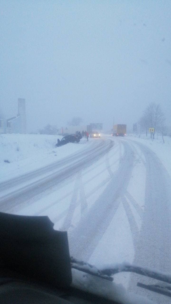 Чергова ранкова дорожньо-транспортна автопригода у Мукачівському районі: легковик з’їхав у кювет