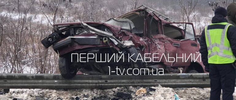 “ВАЗ” перетворився на металобрухт: потрійна автотроща на Ужгородщині (ВІДЕО)