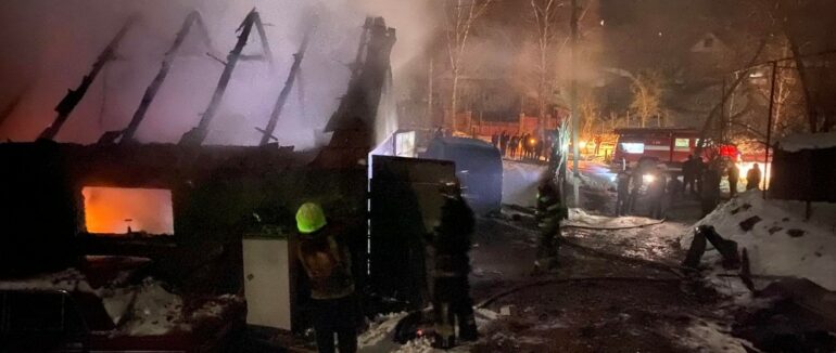 Мотоцикл, автомобіль Mercedes, мотоблок та гараж знищив вогонь в Хустському районі