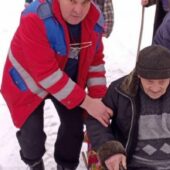 На Закарпатті пенсіонера з гангреною медики везли на санчатах до автомобіля «швидкої»