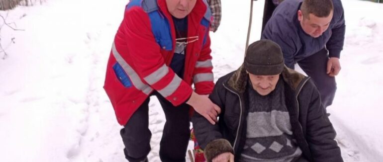 На Закарпатті пенсіонера з гангреною медики везли на санчатах до автомобіля «швидкої»