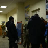 В Ужгороді активно збирають речі для військових, а у військкоматах величезні черги з добровольців