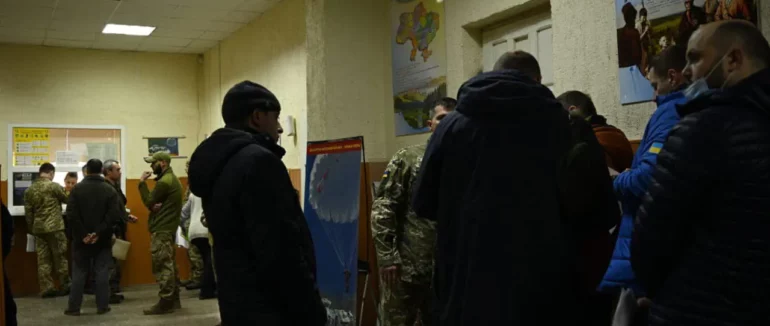 В Ужгороді активно збирають речі для військових, а у військкоматах величезні черги з добровольців