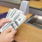 Курс долара, євро та рубля на вихідні: чи треба зараз скуповувати валюту