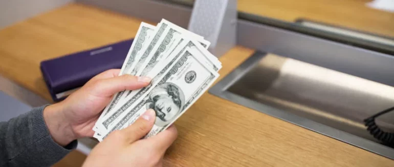 Курс долара, євро та рубля на вихідні: чи треба зараз скуповувати валюту