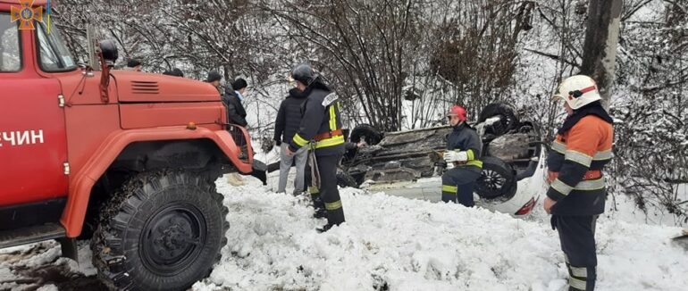 На Перечинщині автомобіль з’їхала в кювет і перекинулася на дах