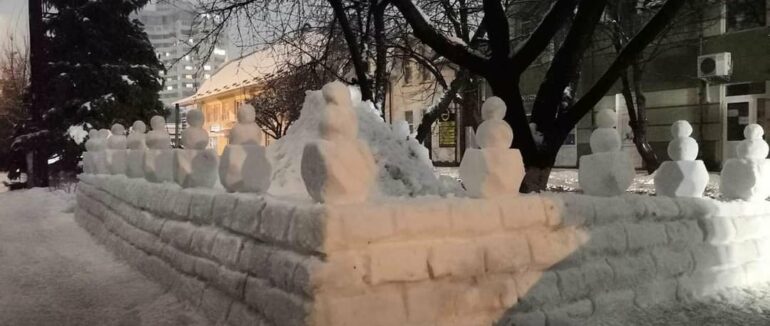 В Ужгороді чоловік зліпив зі снігу кількаметровий міцний паркан