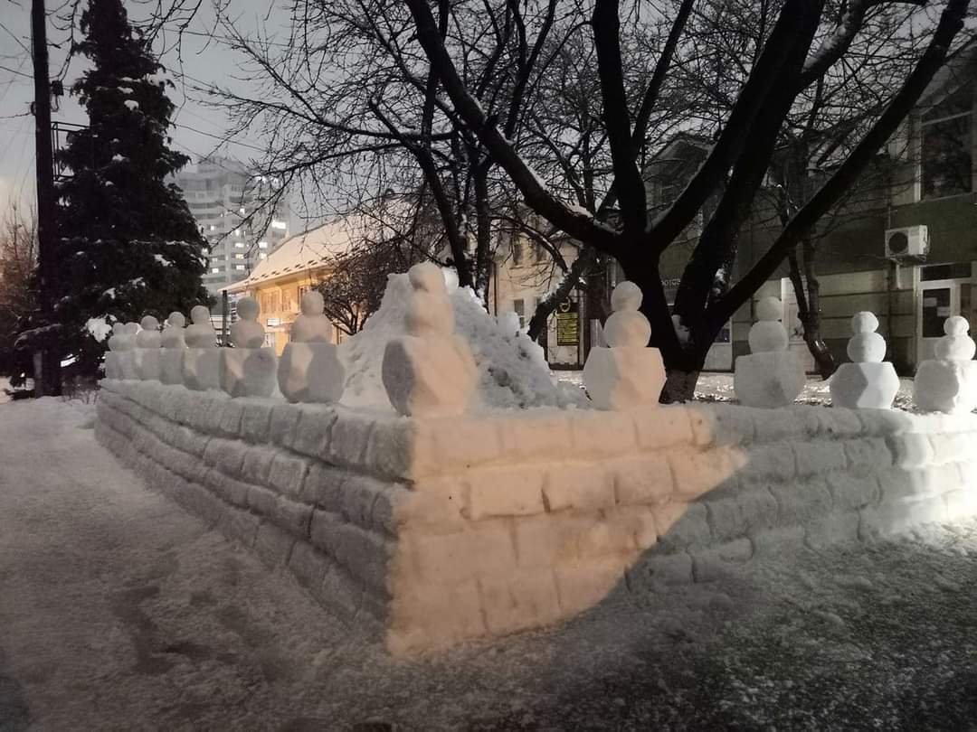 В Ужгороді чоловік зліпив зі снігу кількаметровий міцний паркан