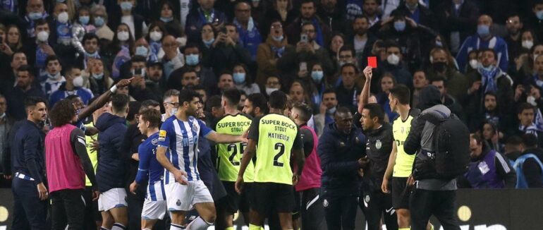 П’ять вилучень і масова бійка: у Португалії матч двох грандів завершився скандалом