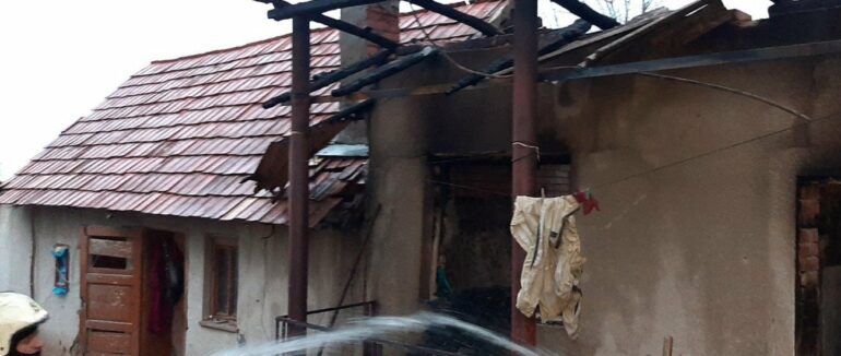 Трагічна пожежа на Берегівщині: в палаючому будинку загинула людина