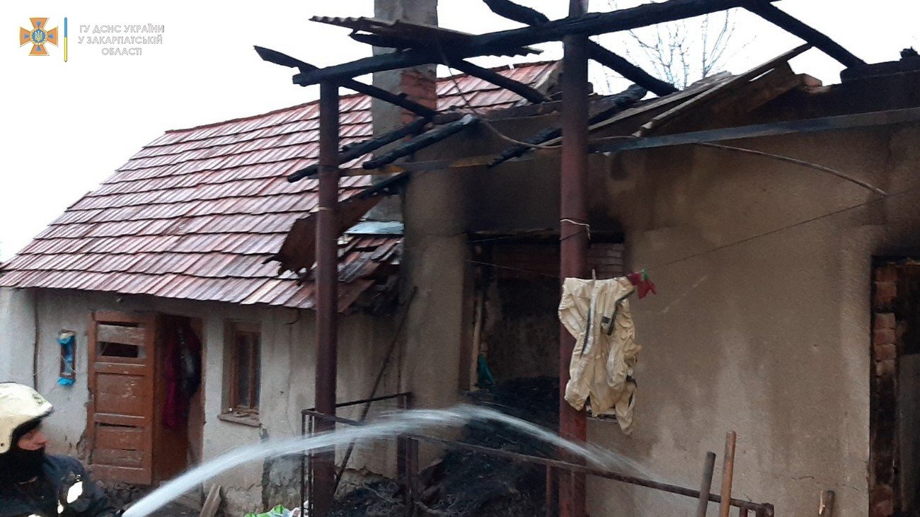 Трагічна пожежа на Берегівщині: в палаючому будинку загинула людина