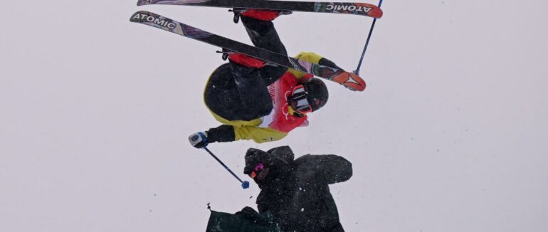 Фристайліст під час виступу на Олімпіаді-2022 впав на оператора та зламав ключицю