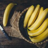 Британські медики порадили людям з безсонням ввечері їсти банан