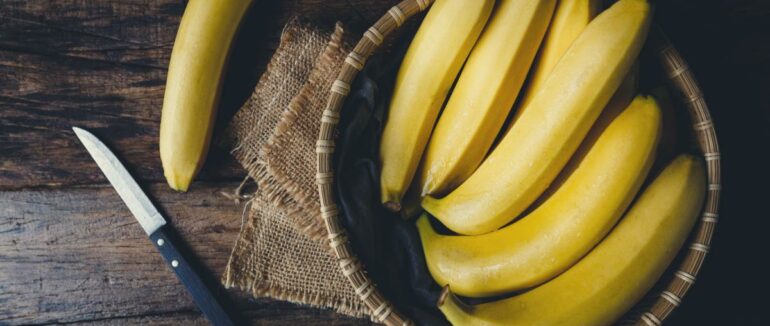 Британські медики порадили людям з безсонням ввечері їсти банан