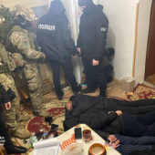 Переправляли іноземців через кордон: на Закарпатті СБУ блокувала канал нелегальної міграції