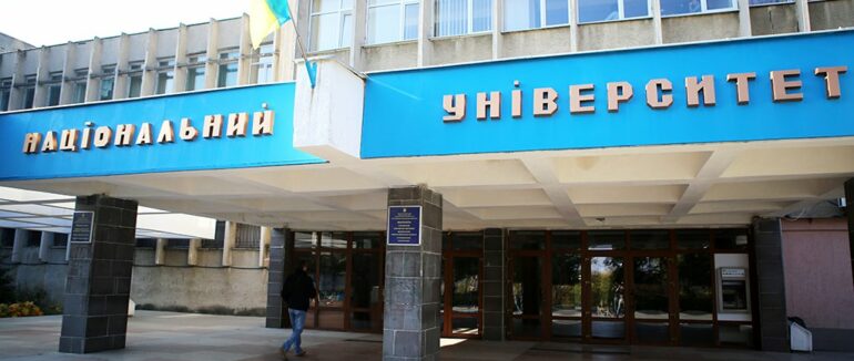 Волонтеріат УжНУ ініціює плетіння маскувальних сіток, навчання першої меддопомоги та військовий вишкіл