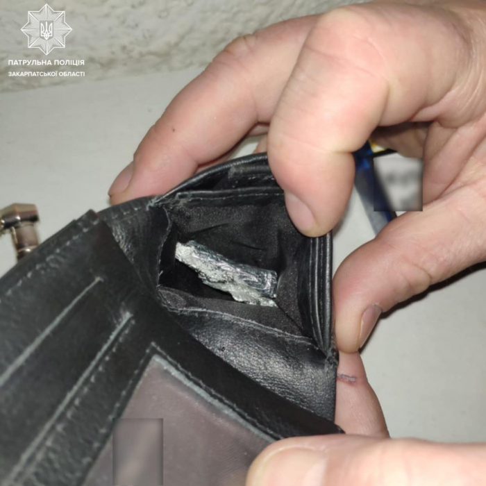 Ужгородські у чоловіка виявили речовини, схожі на наркотичні