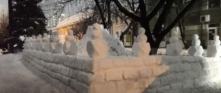 Ужгородець поблизу свого будинку ліпив паркан зі снігу