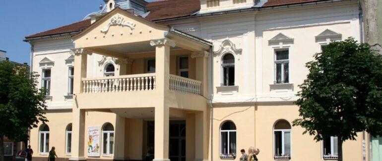 Історія будівлі: як виглядав Мукачівський драматичний театр 75 років тому