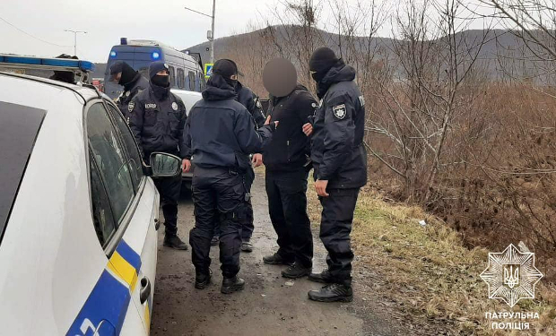 Зупинений водій виявився розшукуваним терористом: поблизу Ужгорода затримали закарпатця