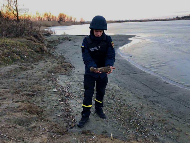 В Ужгороді під час прогулянки чоловік натрапив на небезпечну знахідку