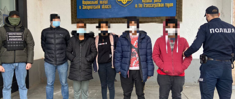 За 500 метрів до кордону на Закарпатті затримано чотирьох нелегалів
