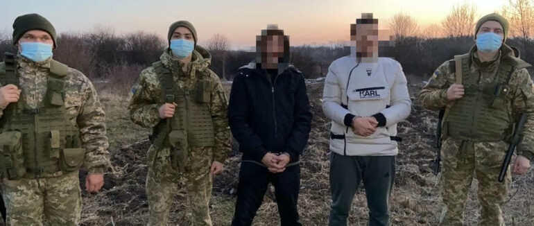 На Закарпатті вкотре затримали нелегальних “мандрівників”: одного з них супроводжував переправник