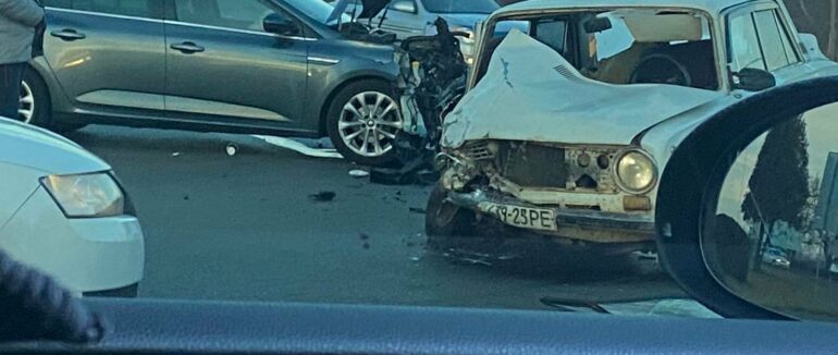 Аварія в Мукачеві: два легковики жорстко зіткнулися на кільці