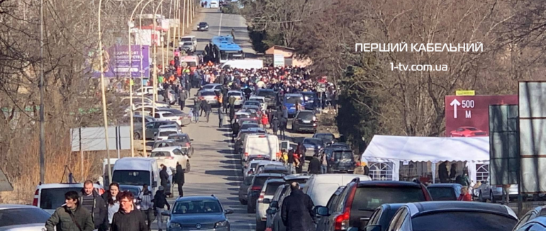 На кордоні – згуртована підтримка: в Ужгороді активно зустрічають переселенців