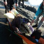 На Закарпатті хвору у комі та пацієнта із переломом доставили на санчатах до “швидкої”