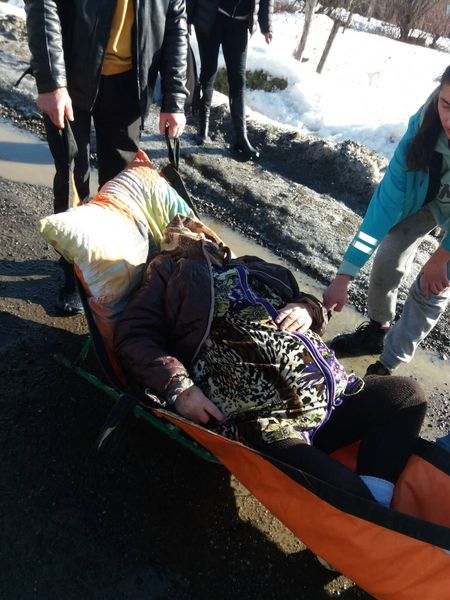 На Закарпатті хвору у комі та пацієнта із переломом доставили на санчатах до “швидкої”