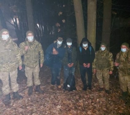 На Закарпатті біля кордону зі Словаччиною затримали трьох нелегалів