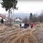 Живуть у болоті поколіна: місцеві Гандеровиці просять ремонту дороги (ФОТО; ВІДЕО)