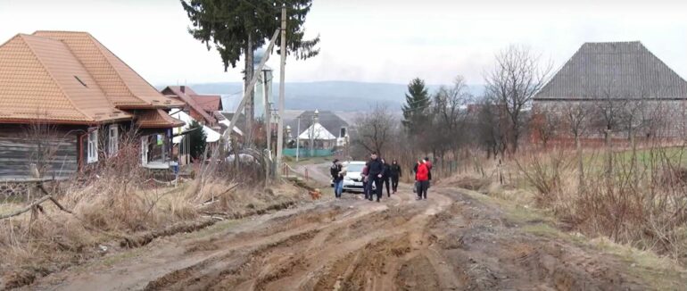 Живуть у болоті поколіна: місцеві Гандеровиці просять ремонту дороги (ФОТО; ВІДЕО)