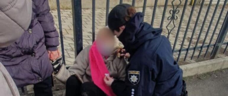 Жінка на вулиці втратила свідомість: в Ужгороді патрульні швидко допомогли громадянці