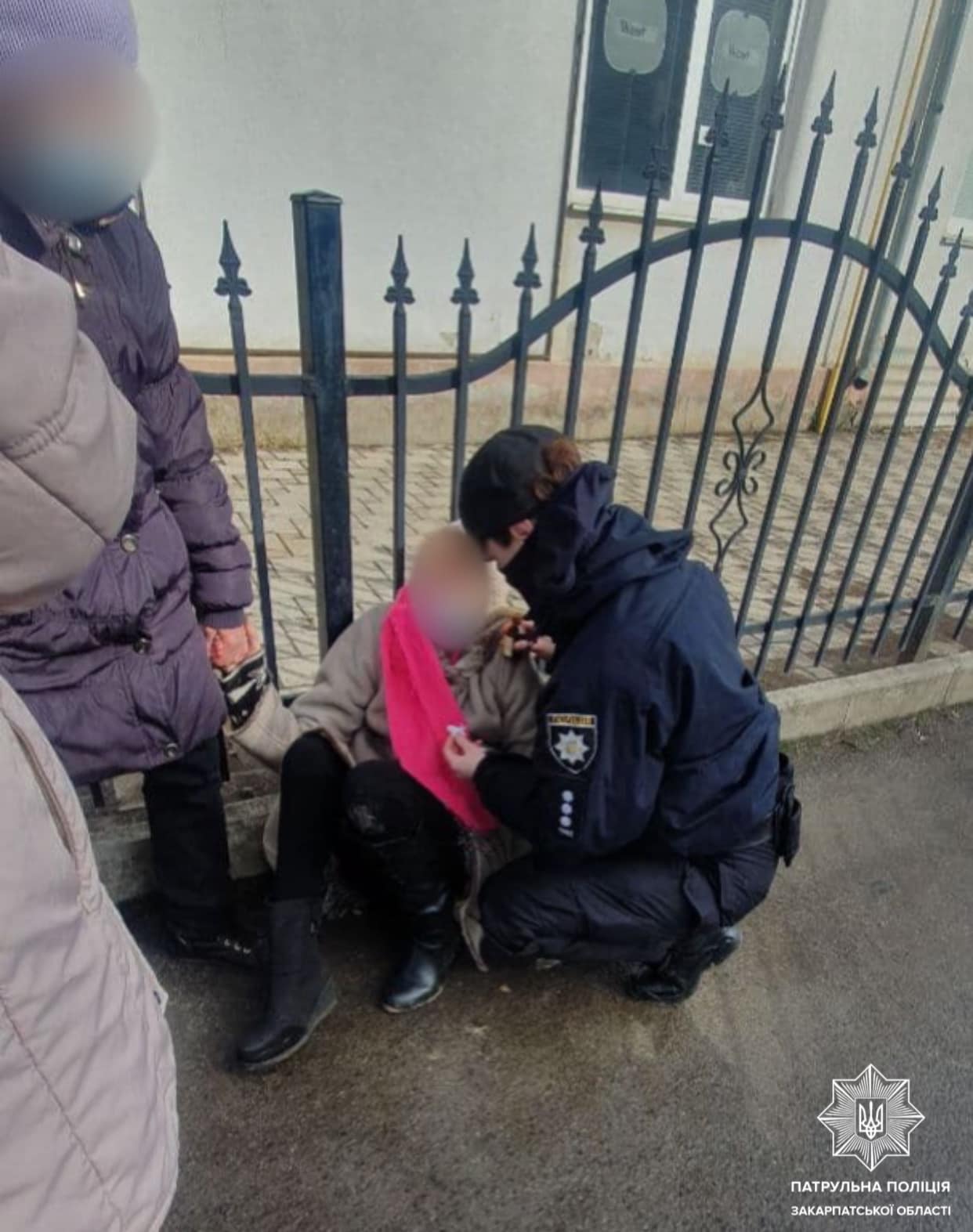 Жінка на вулиці втратила свідомість: в Ужгороді патрульні швидко допомогли громадянці