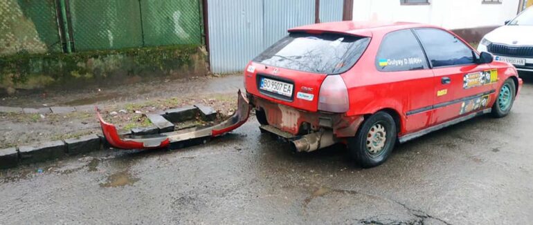 В Ужгороді шукають свідків ДТП: водій зніс бампер на припаркованій автівці і втік з місця події
