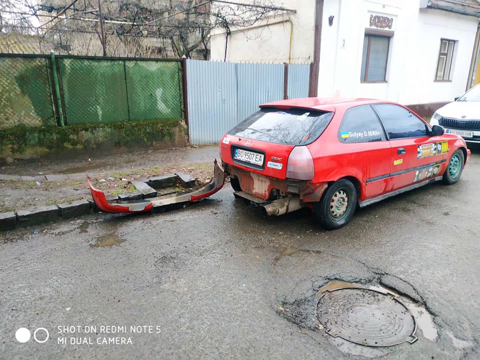 В Ужгороді шукають свідків ДТП: водій зніс бампер на припаркованій автівці і втік з місця події